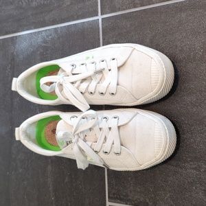 VGUC Cariuma white shoes